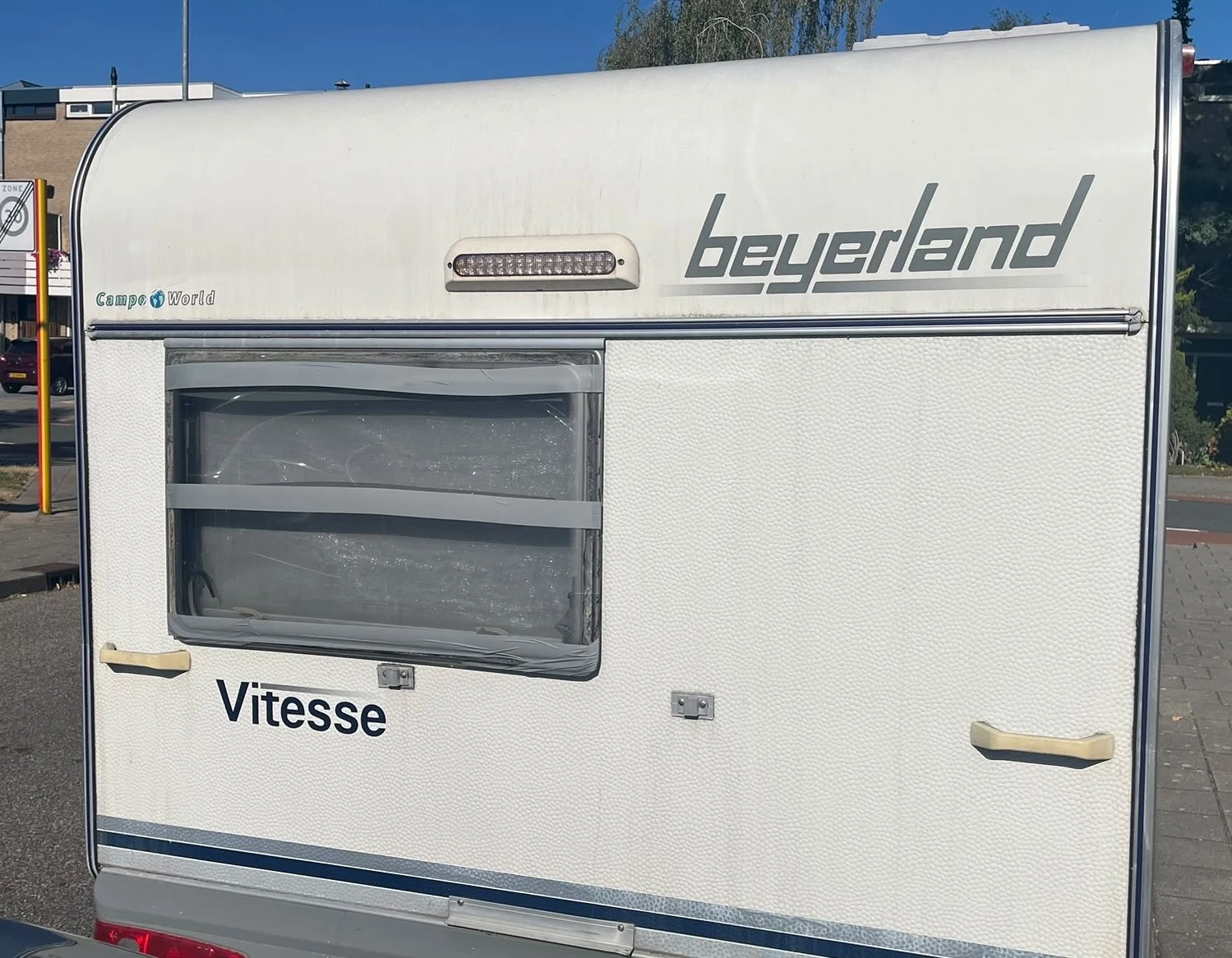 Witte Beyerland caravan van buitenaf gezien