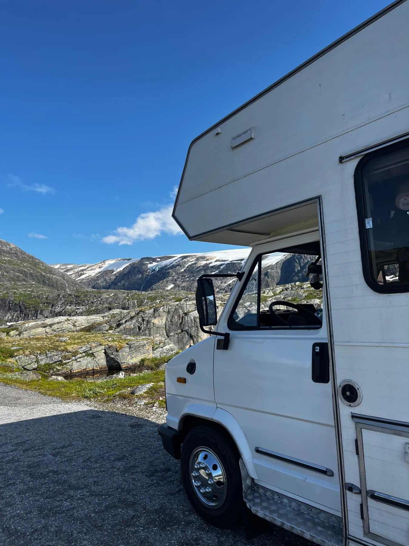 Witte camper tussen de bergen in Noorwegen