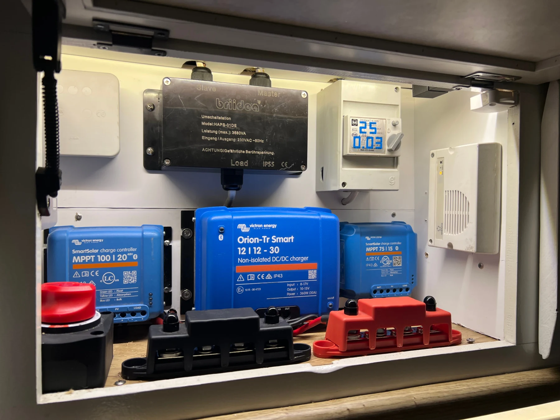 Elektrische installatie in een camper met Victron laadregelaars