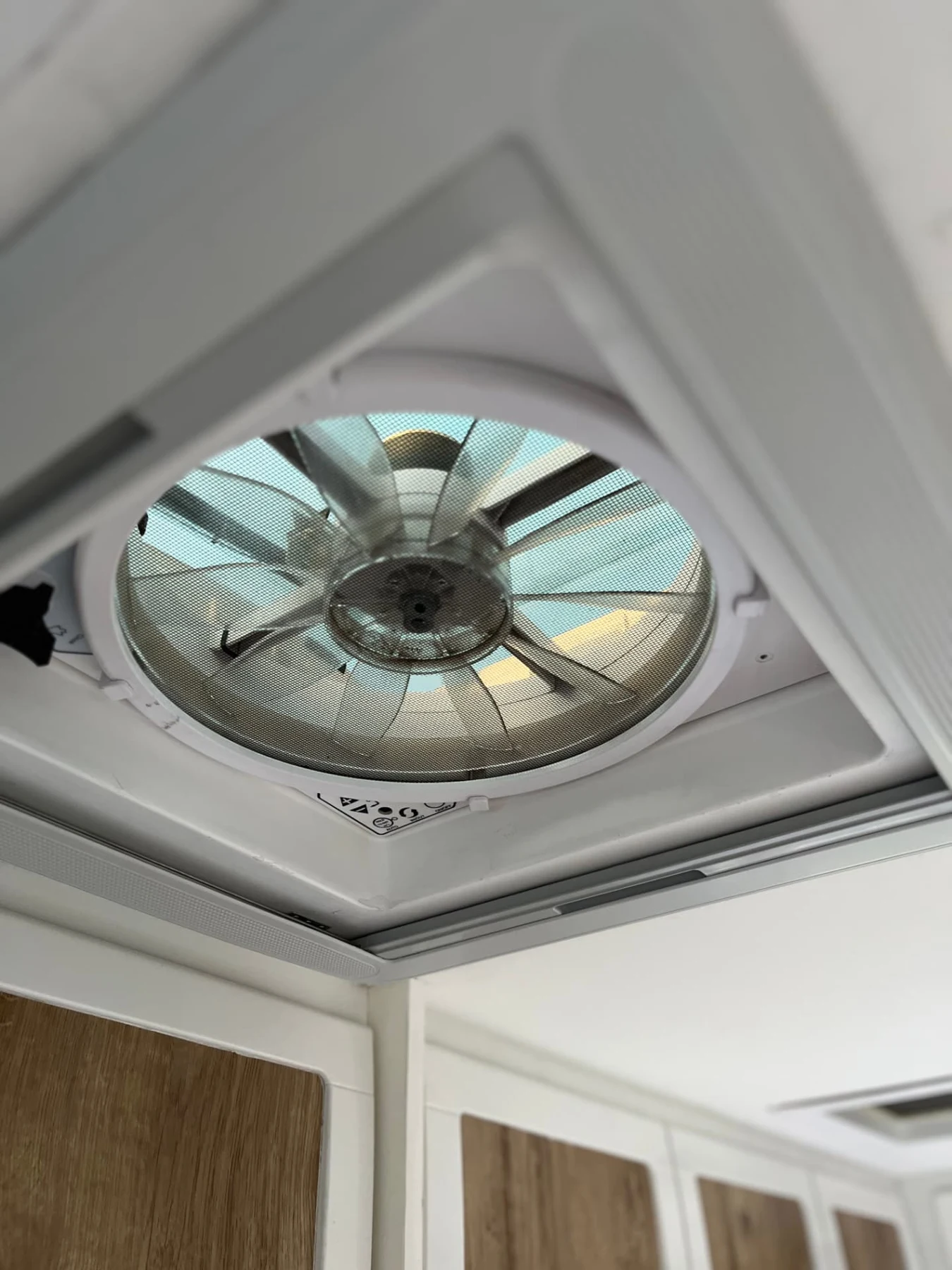 Dakluik met ingebouwde ventilator van binnenuit gezien